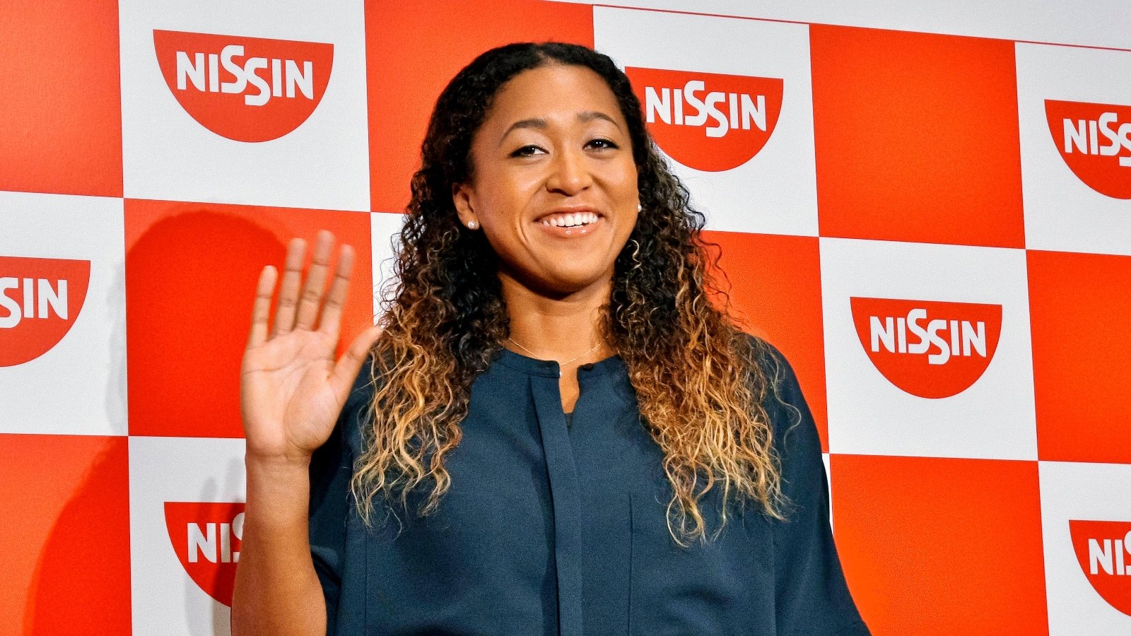 Naomi Osaka waving