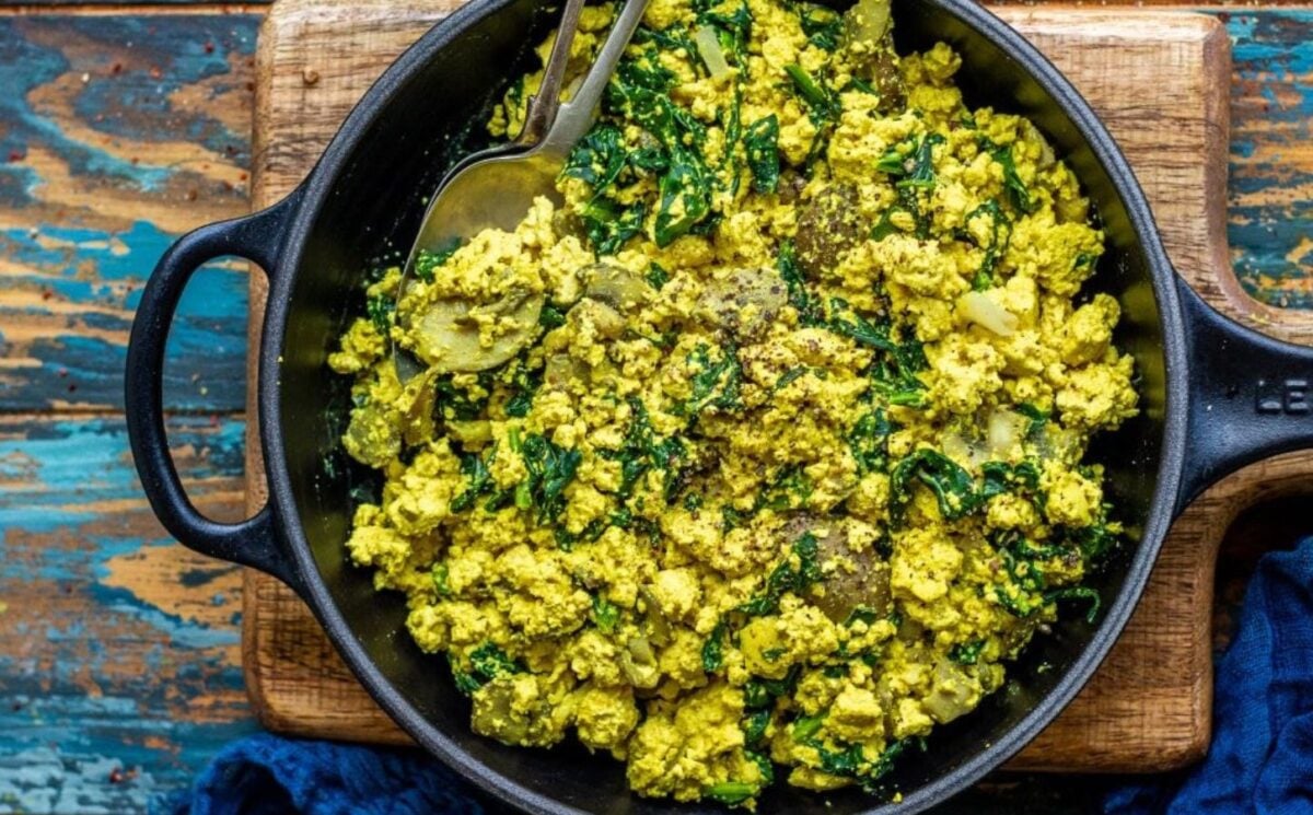 Tofu scramble with mushroom and kale