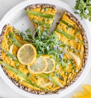 A vegan and gluten-free asparagus quiche