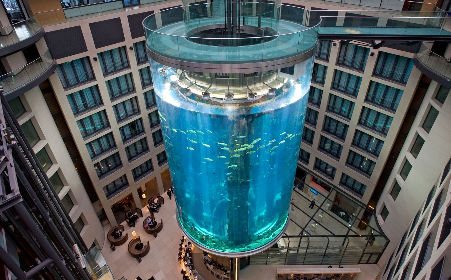 the aquadom aquarium in Berlin has burst