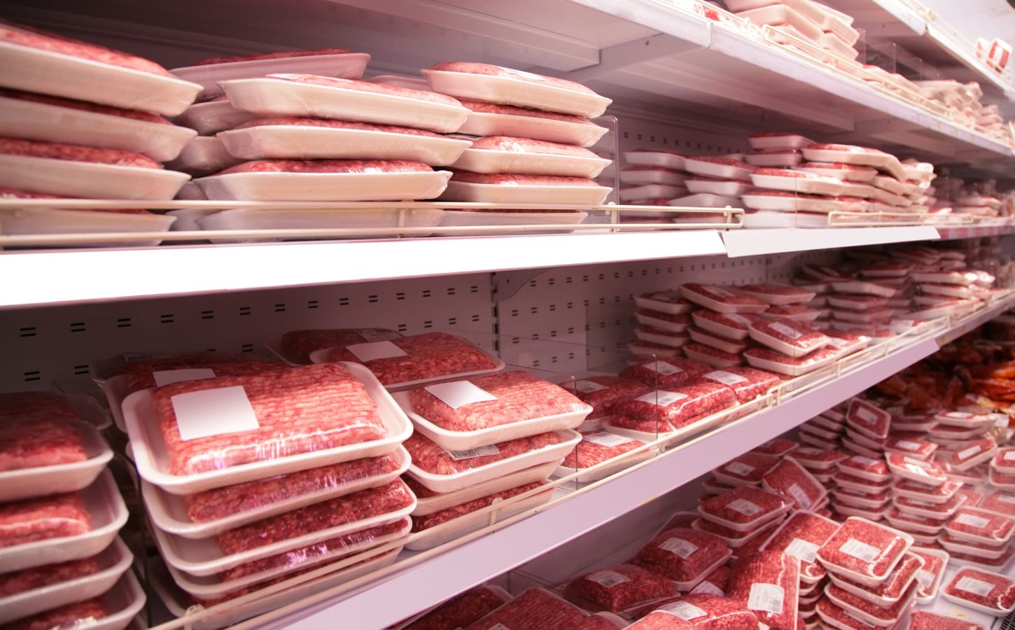 Ground beef, which carries an e.coli risk, in a supermarket