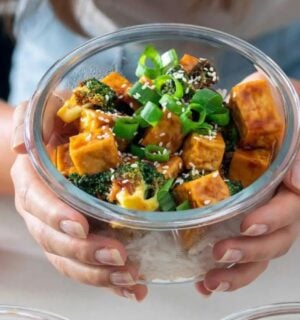 a bowl of vegan orange tofu with broccoli, a vegan meal that's high in zinc