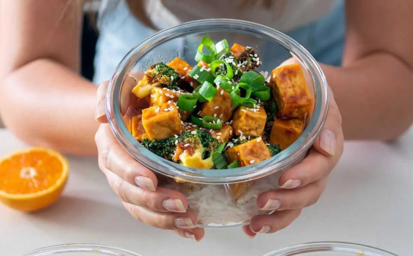 a bowl of vegan orange tofu with broccoli, a vegan meal that's high in zinc